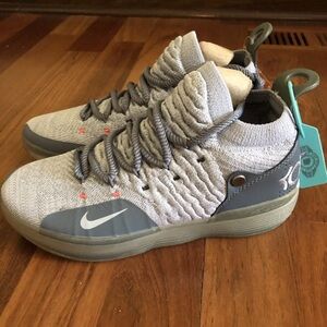 Size 7 Men’s/ 8.5 Women’s- Nike Zoom KD 11 Cool Grey